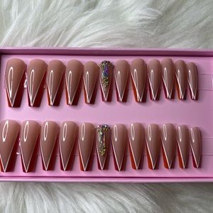 I’m selling peppermint diamond press on nails which comes with glue in the box